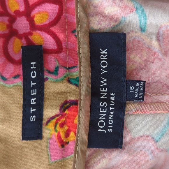 NWT Jones NY Signature Stretch Floral Bermuda Shorts 16 Sand Combo Pockets - Picture 2 of 14